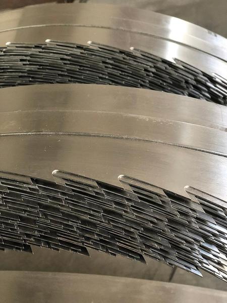 Woodworking bandsaw blade with teet